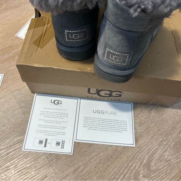 UGG Swarovski crystal Mini Bailey Button Bling boots Grey Size 7 W/Box - Picture 2 of 13